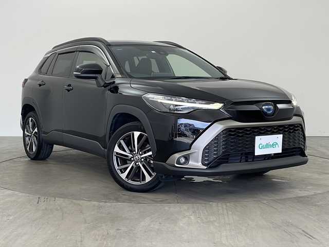 トヨタ カローラ クロス ハイブリッド Z 兵庫県 2022(令4)年 3.2万km アティチュードブラックマイカ ・純正ディスプレイオーディオ/・Bluetooth/CD/DVD/Miracast/フルセグテレビ//・バックカメラ/・トヨタセーフティセンス/・プリクラッシュセーフティセンス/・レーントレーシングアシスト/・レーダークルーズコントロール/・オートマチックハイビーム/・ロードサインアシスト/・パーキングサポートブレーキ/・クリアランスソナー/・横滑り防止装置/・車両接近通報装置/・パワーバックドア/・革巻きステアリング/・ステアリングスイッチ/・ハーフレザーシート/・前席シートヒーター/・パワーシート（運転席）/・電動パーキングブレーキ/・オートホールドブレーキ/・純正フロアマット/・LEDヘッドライト/・LEDフォグランプ/・純正18インチアルミホイール/・ビルトインETC/・スマートキー/・Wエアバッグ/・カーテンエアバッグ/・保証書/・取扱説明書