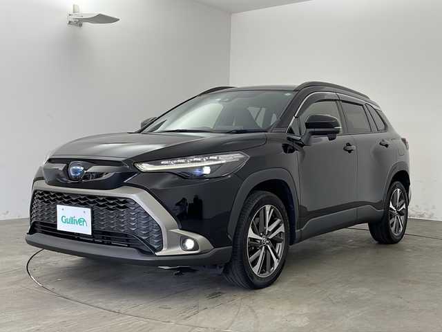 トヨタ カローラ クロス ハイブリッド Z 兵庫県 2022(令4)年 3.2万km アティチュードブラックマイカ ・純正ディスプレイオーディオ/・Bluetooth/CD/DVD/Miracast/フルセグテレビ//・バックカメラ/・トヨタセーフティセンス/・プリクラッシュセーフティセンス/・レーントレーシングアシスト/・レーダークルーズコントロール/・オートマチックハイビーム/・ロードサインアシスト/・パーキングサポートブレーキ/・クリアランスソナー/・横滑り防止装置/・車両接近通報装置/・パワーバックドア/・革巻きステアリング/・ステアリングスイッチ/・ハーフレザーシート/・前席シートヒーター/・パワーシート（運転席）/・電動パーキングブレーキ/・オートホールドブレーキ/・純正フロアマット/・LEDヘッドライト/・LEDフォグランプ/・純正18インチアルミホイール/・ビルトインETC/・スマートキー/・Wエアバッグ/・カーテンエアバッグ/・保証書/・取扱説明書