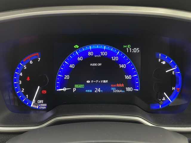 トヨタ カローラ クロス ハイブリッド Z 兵庫県 2022(令4)年 3.2万km アティチュードブラックマイカ ・純正ディスプレイオーディオ/・Bluetooth/CD/DVD/Miracast/フルセグテレビ//・バックカメラ/・トヨタセーフティセンス/・プリクラッシュセーフティセンス/・レーントレーシングアシスト/・レーダークルーズコントロール/・オートマチックハイビーム/・ロードサインアシスト/・パーキングサポートブレーキ/・クリアランスソナー/・横滑り防止装置/・車両接近通報装置/・パワーバックドア/・革巻きステアリング/・ステアリングスイッチ/・ハーフレザーシート/・前席シートヒーター/・パワーシート（運転席）/・電動パーキングブレーキ/・オートホールドブレーキ/・純正フロアマット/・LEDヘッドライト/・LEDフォグランプ/・純正18インチアルミホイール/・ビルトインETC/・スマートキー/・Wエアバッグ/・カーテンエアバッグ/・保証書/・取扱説明書