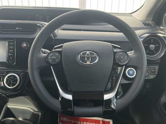トヨタ アクア S 三重県 2018(平30)年 3.8万km ブラックマイカ 純正ナビ/バックカメラ/スペアキー/ステアスイッチ/トヨタセーフティーセンス/純正フロアマット/純正ドアバイザー/電動格納ミラー/ＰＣＳ/先行車発進告知/禁煙車