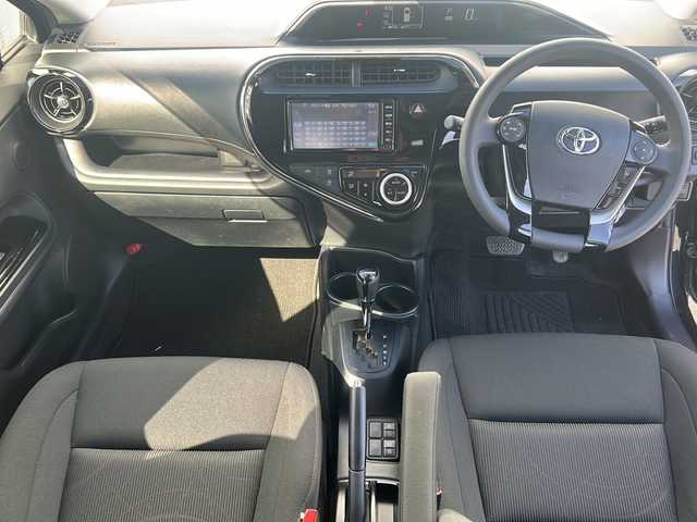 トヨタ アクア S 三重県 2018(平30)年 3.8万km ブラックマイカ 純正ナビ/バックカメラ/スペアキー/ステアスイッチ/トヨタセーフティーセンス/純正フロアマット/純正ドアバイザー/電動格納ミラー/ＰＣＳ/先行車発進告知/禁煙車