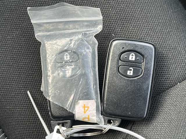 トヨタ アクア S 三重県 2018(平30)年 3.8万km ブラックマイカ 純正ナビ/バックカメラ/スペアキー/ステアスイッチ/トヨタセーフティーセンス/純正フロアマット/純正ドアバイザー/電動格納ミラー/ＰＣＳ/先行車発進告知/禁煙車