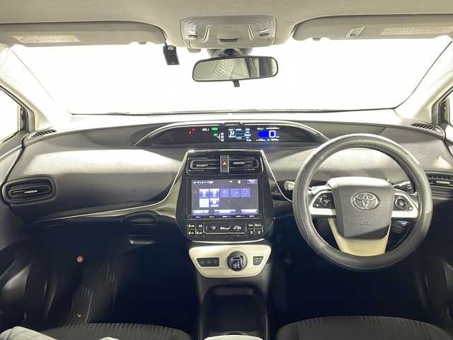 トヨタ プリウス S 沖縄県 2015(平27)年 6万km アティチュードブラックマイカ 禁煙車/純正８インチナビ/・ＣＤ／ＤＶＤ/・フルセグＴＶ／ＢＬＵＥＴＯＯＴＨ/バックカメラ/ドライブレコーダー前方/ビルトインＥＴＣ/純正フロアマット/ＬＥＤヘッドライト/フォグライト/トヨタセーフティーセンス/・プリクラッシュセーフティ/・レーンデパーチャーアラート/・オートマチックハイビーム/取扱説明書/保証書