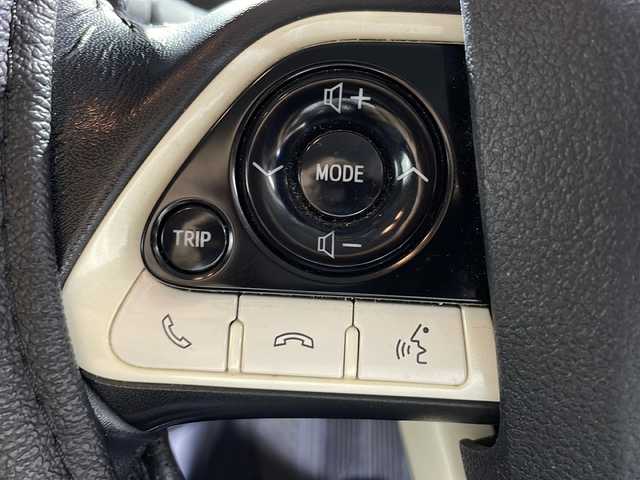 トヨタ プリウス S 沖縄県 2015(平27)年 6万km アティチュードブラックマイカ 禁煙車/純正８インチナビ/・ＣＤ／ＤＶＤ/・フルセグＴＶ／ＢＬＵＥＴＯＯＴＨ/バックカメラ/ドライブレコーダー前方/ビルトインＥＴＣ/純正フロアマット/ＬＥＤヘッドライト/フォグライト/トヨタセーフティーセンス/・プリクラッシュセーフティ/・レーンデパーチャーアラート/・オートマチックハイビーム/取扱説明書/保証書