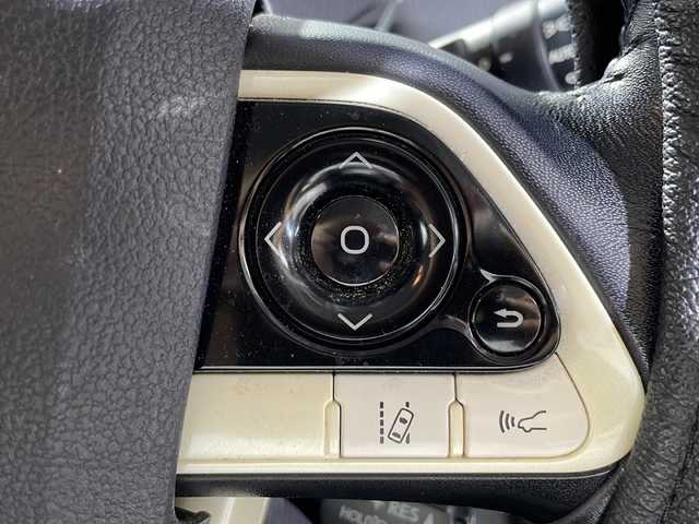 トヨタ プリウス S 沖縄県 2015(平27)年 6万km アティチュードブラックマイカ 禁煙車/純正８インチナビ/・ＣＤ／ＤＶＤ/・フルセグＴＶ／ＢＬＵＥＴＯＯＴＨ/バックカメラ/ドライブレコーダー前方/ビルトインＥＴＣ/純正フロアマット/ＬＥＤヘッドライト/フォグライト/トヨタセーフティーセンス/・プリクラッシュセーフティ/・レーンデパーチャーアラート/・オートマチックハイビーム/取扱説明書/保証書