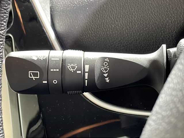 トヨタ プリウス S 沖縄県 2015(平27)年 6万km アティチュードブラックマイカ 禁煙車/純正８インチナビ/・ＣＤ／ＤＶＤ/・フルセグＴＶ／ＢＬＵＥＴＯＯＴＨ/バックカメラ/ドライブレコーダー前方/ビルトインＥＴＣ/純正フロアマット/ＬＥＤヘッドライト/フォグライト/トヨタセーフティーセンス/・プリクラッシュセーフティ/・レーンデパーチャーアラート/・オートマチックハイビーム/取扱説明書/保証書