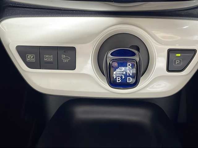 トヨタ プリウス S 沖縄県 2015(平27)年 6万km アティチュードブラックマイカ 禁煙車/純正８インチナビ/・ＣＤ／ＤＶＤ/・フルセグＴＶ／ＢＬＵＥＴＯＯＴＨ/バックカメラ/ドライブレコーダー前方/ビルトインＥＴＣ/純正フロアマット/ＬＥＤヘッドライト/フォグライト/トヨタセーフティーセンス/・プリクラッシュセーフティ/・レーンデパーチャーアラート/・オートマチックハイビーム/取扱説明書/保証書