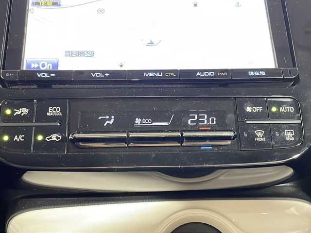 トヨタ プリウス S 沖縄県 2015(平27)年 6万km アティチュードブラックマイカ 禁煙車/純正８インチナビ/・ＣＤ／ＤＶＤ/・フルセグＴＶ／ＢＬＵＥＴＯＯＴＨ/バックカメラ/ドライブレコーダー前方/ビルトインＥＴＣ/純正フロアマット/ＬＥＤヘッドライト/フォグライト/トヨタセーフティーセンス/・プリクラッシュセーフティ/・レーンデパーチャーアラート/・オートマチックハイビーム/取扱説明書/保証書