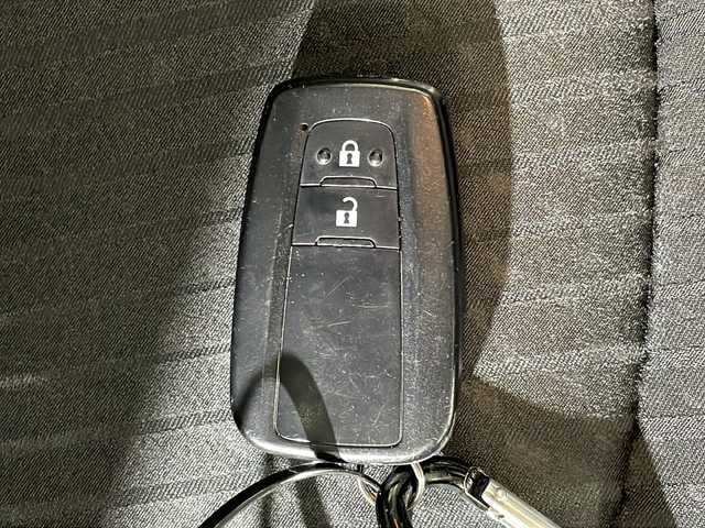 トヨタ プリウス S 沖縄県 2015(平27)年 6万km アティチュードブラックマイカ 禁煙車/純正８インチナビ/・ＣＤ／ＤＶＤ/・フルセグＴＶ／ＢＬＵＥＴＯＯＴＨ/バックカメラ/ドライブレコーダー前方/ビルトインＥＴＣ/純正フロアマット/ＬＥＤヘッドライト/フォグライト/トヨタセーフティーセンス/・プリクラッシュセーフティ/・レーンデパーチャーアラート/・オートマチックハイビーム/取扱説明書/保証書