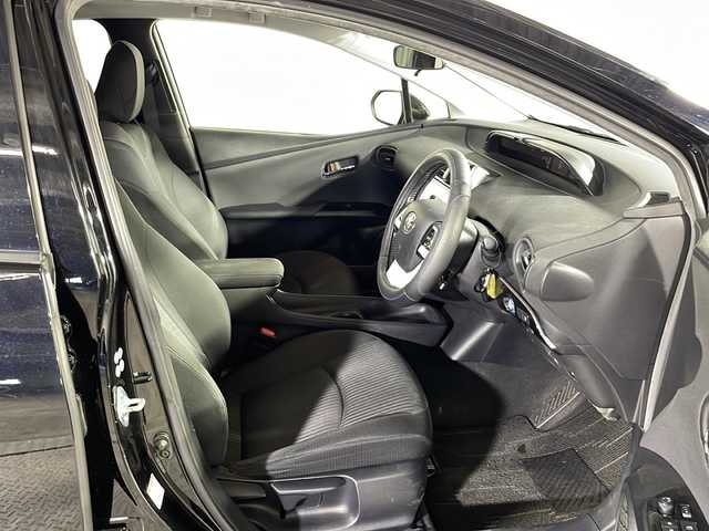 トヨタ プリウス S 沖縄県 2015(平27)年 6万km アティチュードブラックマイカ 禁煙車/純正８インチナビ/・ＣＤ／ＤＶＤ/・フルセグＴＶ／ＢＬＵＥＴＯＯＴＨ/バックカメラ/ドライブレコーダー前方/ビルトインＥＴＣ/純正フロアマット/ＬＥＤヘッドライト/フォグライト/トヨタセーフティーセンス/・プリクラッシュセーフティ/・レーンデパーチャーアラート/・オートマチックハイビーム/取扱説明書/保証書