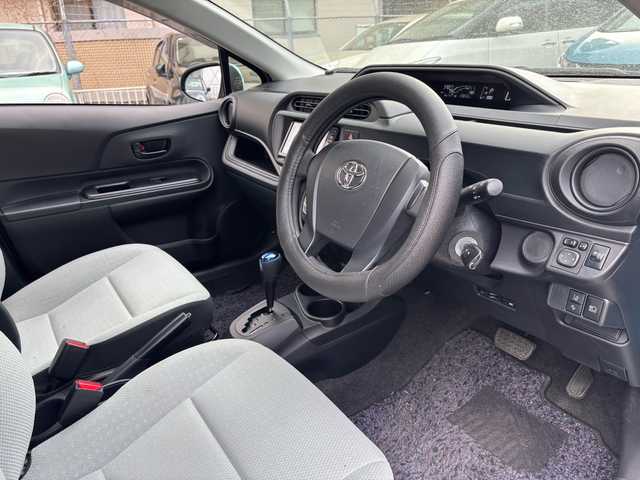 トヨタ アクア L 石川県 2016(平28)年 3.4万km クールソーダメタリック 社外ナビ/（AM/FM/SD/Bluetooth/フルセグTV）/ハンズフリー/ドライブレコーダー/ビルドインETC/レーンキープ/衝突軽減/横滑り防止/オートライト/オートマチックハイビーム/フォグランプ/純正フロアマット/エコモード/EVモード
