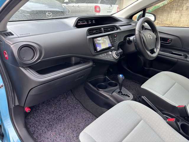 トヨタ アクア L 石川県 2016(平28)年 3.4万km クールソーダメタリック 社外ナビ/（AM/FM/SD/Bluetooth/フルセグTV）/ハンズフリー/ドライブレコーダー/ビルドインETC/レーンキープ/衝突軽減/横滑り防止/オートライト/オートマチックハイビーム/フォグランプ/純正フロアマット/エコモード/EVモード
