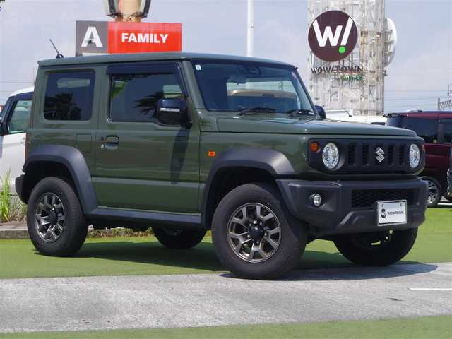 スズキ ジムニー シエラ JC 千葉県 2023(令5)年 0.9万km ジャングルグリーン スズキセーフティサポート/クルーズコントロール/アイドリングストップ/ディスプレイオーディオ（AMEX-SL01a）/【Bluetooth接続】/バックカメラ/前席シートヒーター/革巻きステアリング/ステアリングスイッチ/ETC/LEDヘッドライト/フォグライト/ウインカーミラー/純正15インチアルミホイル/サイド/カーテンエアバッグ/携帯リモコン