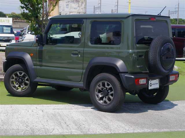 スズキ ジムニー シエラ JC 千葉県 2023(令5)年 0.9万km ジャングルグリーン スズキセーフティサポート/クルーズコントロール/アイドリングストップ/ディスプレイオーディオ（AMEX-SL01a）/【Bluetooth接続】/バックカメラ/前席シートヒーター/革巻きステアリング/ステアリングスイッチ/ETC/LEDヘッドライト/フォグライト/ウインカーミラー/純正15インチアルミホイル/サイド/カーテンエアバッグ/携帯リモコン
