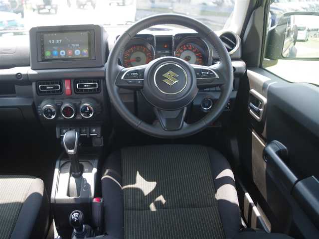 スズキ ジムニー シエラ JC 千葉県 2023(令5)年 0.9万km ジャングルグリーン スズキセーフティサポート/クルーズコントロール/アイドリングストップ/ディスプレイオーディオ（AMEX-SL01a）/【Bluetooth接続】/バックカメラ/前席シートヒーター/革巻きステアリング/ステアリングスイッチ/ETC/LEDヘッドライト/フォグライト/ウインカーミラー/純正15インチアルミホイル/サイド/カーテンエアバッグ/携帯リモコン