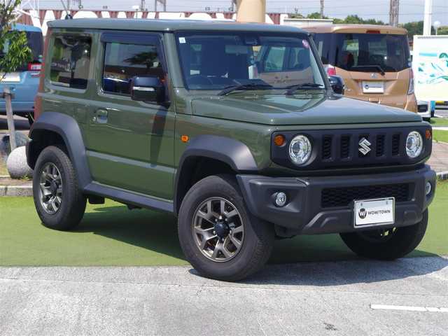 スズキ ジムニー シエラ JC 千葉県 2023(令5)年 0.9万km ジャングルグリーン スズキセーフティサポート/クルーズコントロール/アイドリングストップ/ディスプレイオーディオ（AMEX-SL01a）/【Bluetooth接続】/バックカメラ/前席シートヒーター/革巻きステアリング/ステアリングスイッチ/ETC/LEDヘッドライト/フォグライト/ウインカーミラー/純正15インチアルミホイル/サイド/カーテンエアバッグ/携帯リモコン