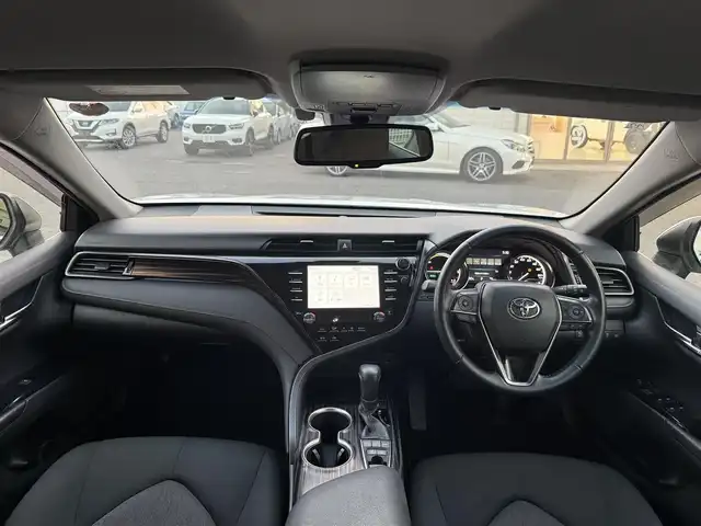 トヨタ カムリ G 愛知県 2020(令2)年 2.4万km プラチナホワイトパールマイカ /ワンオーナー車//純正ディスプレイオーディオ//AM/FM/USB/フルセグ/BT/Miracast//レーダークルーズコントロール//ブラインドスポットモニター//プリクラッシュセーフティー//ETC//リヤクロストラフィックアラート//レーンディパーチャーアラート//パーキングサポートブレーキ//クリアランスソナー//オートLEDヘッドライト//オートハイビーム//フォグランプ//ブレーキホールド//電動パーキングブレーキ//オートリトラクタブルウィンカーミラー//スマートキー//スペアキー//プッシュスタート//純正フロアマット//純正ドアバイザー//照明付きバニティミラー//ステアリングスイッチ//EV MODE//ECO MODE//NORMAL MODE//SPORT MODE//ISOFIX//保証書//取扱説明書//マルチメディア説明書//ナビ説明書