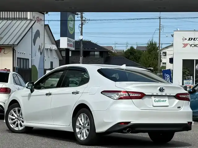 トヨタ カムリ G 愛知県 2020(令2)年 2.4万km プラチナホワイトパールマイカ /ワンオーナー車//純正ディスプレイオーディオ//AM/FM/USB/フルセグ/BT/Miracast//レーダークルーズコントロール//ブラインドスポットモニター//プリクラッシュセーフティー//ETC//リヤクロストラフィックアラート//レーンディパーチャーアラート//パーキングサポートブレーキ//クリアランスソナー//オートLEDヘッドライト//オートハイビーム//フォグランプ//ブレーキホールド//電動パーキングブレーキ//オートリトラクタブルウィンカーミラー//スマートキー//スペアキー//プッシュスタート//純正フロアマット//純正ドアバイザー//照明付きバニティミラー//ステアリングスイッチ//EV MODE//ECO MODE//NORMAL MODE//SPORT MODE//ISOFIX//保証書//取扱説明書//マルチメディア説明書//ナビ説明書
