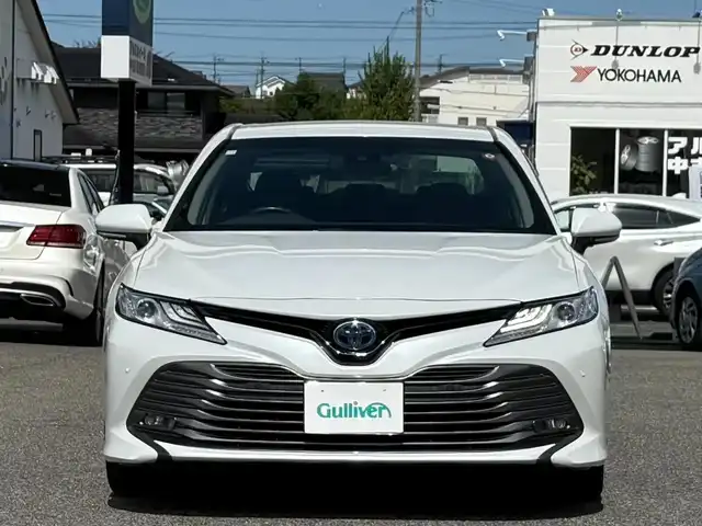 トヨタ カムリ G 愛知県 2020(令2)年 2.4万km プラチナホワイトパールマイカ /ワンオーナー車//純正ディスプレイオーディオ//AM/FM/USB/フルセグ/BT/Miracast//レーダークルーズコントロール//ブラインドスポットモニター//プリクラッシュセーフティー//ETC//リヤクロストラフィックアラート//レーンディパーチャーアラート//パーキングサポートブレーキ//クリアランスソナー//オートLEDヘッドライト//オートハイビーム//フォグランプ//ブレーキホールド//電動パーキングブレーキ//オートリトラクタブルウィンカーミラー//スマートキー//スペアキー//プッシュスタート//純正フロアマット//純正ドアバイザー//照明付きバニティミラー//ステアリングスイッチ//EV MODE//ECO MODE//NORMAL MODE//SPORT MODE//ISOFIX//保証書//取扱説明書//マルチメディア説明書//ナビ説明書
