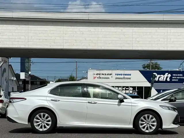 トヨタ カムリ G 愛知県 2020(令2)年 2.4万km プラチナホワイトパールマイカ /ワンオーナー車//純正ディスプレイオーディオ//AM/FM/USB/フルセグ/BT/Miracast//レーダークルーズコントロール//ブラインドスポットモニター//プリクラッシュセーフティー//ETC//リヤクロストラフィックアラート//レーンディパーチャーアラート//パーキングサポートブレーキ//クリアランスソナー//オートLEDヘッドライト//オートハイビーム//フォグランプ//ブレーキホールド//電動パーキングブレーキ//オートリトラクタブルウィンカーミラー//スマートキー//スペアキー//プッシュスタート//純正フロアマット//純正ドアバイザー//照明付きバニティミラー//ステアリングスイッチ//EV MODE//ECO MODE//NORMAL MODE//SPORT MODE//ISOFIX//保証書//取扱説明書//マルチメディア説明書//ナビ説明書
