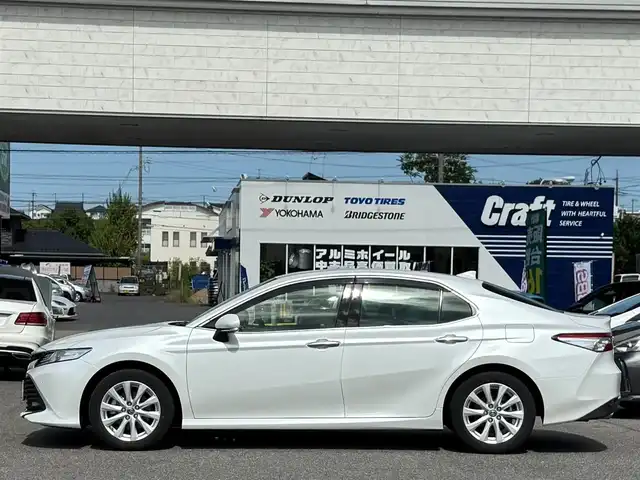 トヨタ カムリ G 愛知県 2020(令2)年 2.4万km プラチナホワイトパールマイカ /ワンオーナー車//純正ディスプレイオーディオ//AM/FM/USB/フルセグ/BT/Miracast//レーダークルーズコントロール//ブラインドスポットモニター//プリクラッシュセーフティー//ETC//リヤクロストラフィックアラート//レーンディパーチャーアラート//パーキングサポートブレーキ//クリアランスソナー//オートLEDヘッドライト//オートハイビーム//フォグランプ//ブレーキホールド//電動パーキングブレーキ//オートリトラクタブルウィンカーミラー//スマートキー//スペアキー//プッシュスタート//純正フロアマット//純正ドアバイザー//照明付きバニティミラー//ステアリングスイッチ//EV MODE//ECO MODE//NORMAL MODE//SPORT MODE//ISOFIX//保証書//取扱説明書//マルチメディア説明書//ナビ説明書