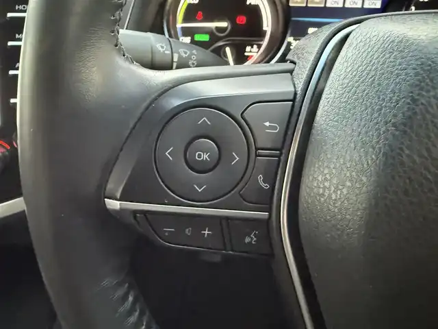 トヨタ カムリ G 愛知県 2020(令2)年 2.4万km プラチナホワイトパールマイカ /ワンオーナー車//純正ディスプレイオーディオ//AM/FM/USB/フルセグ/BT/Miracast//レーダークルーズコントロール//ブラインドスポットモニター//プリクラッシュセーフティー//ETC//リヤクロストラフィックアラート//レーンディパーチャーアラート//パーキングサポートブレーキ//クリアランスソナー//オートLEDヘッドライト//オートハイビーム//フォグランプ//ブレーキホールド//電動パーキングブレーキ//オートリトラクタブルウィンカーミラー//スマートキー//スペアキー//プッシュスタート//純正フロアマット//純正ドアバイザー//照明付きバニティミラー//ステアリングスイッチ//EV MODE//ECO MODE//NORMAL MODE//SPORT MODE//ISOFIX//保証書//取扱説明書//マルチメディア説明書//ナビ説明書