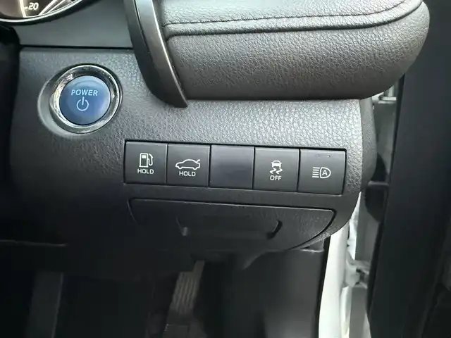 トヨタ カムリ G 愛知県 2020(令2)年 2.4万km プラチナホワイトパールマイカ /ワンオーナー車//純正ディスプレイオーディオ//AM/FM/USB/フルセグ/BT/Miracast//レーダークルーズコントロール//ブラインドスポットモニター//プリクラッシュセーフティー//ETC//リヤクロストラフィックアラート//レーンディパーチャーアラート//パーキングサポートブレーキ//クリアランスソナー//オートLEDヘッドライト//オートハイビーム//フォグランプ//ブレーキホールド//電動パーキングブレーキ//オートリトラクタブルウィンカーミラー//スマートキー//スペアキー//プッシュスタート//純正フロアマット//純正ドアバイザー//照明付きバニティミラー//ステアリングスイッチ//EV MODE//ECO MODE//NORMAL MODE//SPORT MODE//ISOFIX//保証書//取扱説明書//マルチメディア説明書//ナビ説明書