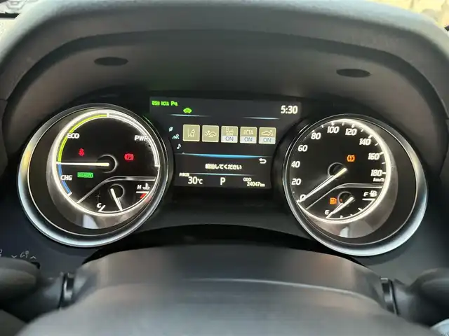 トヨタ カムリ G 愛知県 2020(令2)年 2.4万km プラチナホワイトパールマイカ /ワンオーナー車//純正ディスプレイオーディオ//AM/FM/USB/フルセグ/BT/Miracast//レーダークルーズコントロール//ブラインドスポットモニター//プリクラッシュセーフティー//ETC//リヤクロストラフィックアラート//レーンディパーチャーアラート//パーキングサポートブレーキ//クリアランスソナー//オートLEDヘッドライト//オートハイビーム//フォグランプ//ブレーキホールド//電動パーキングブレーキ//オートリトラクタブルウィンカーミラー//スマートキー//スペアキー//プッシュスタート//純正フロアマット//純正ドアバイザー//照明付きバニティミラー//ステアリングスイッチ//EV MODE//ECO MODE//NORMAL MODE//SPORT MODE//ISOFIX//保証書//取扱説明書//マルチメディア説明書//ナビ説明書