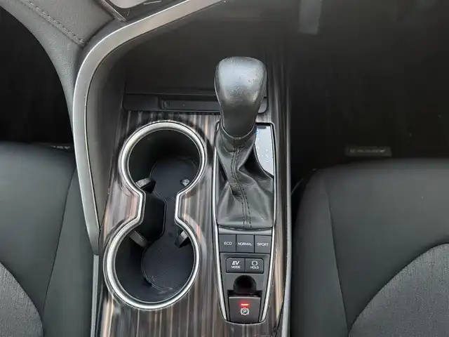 トヨタ カムリ G 愛知県 2020(令2)年 2.4万km プラチナホワイトパールマイカ /ワンオーナー車//純正ディスプレイオーディオ//AM/FM/USB/フルセグ/BT/Miracast//レーダークルーズコントロール//ブラインドスポットモニター//プリクラッシュセーフティー//ETC//リヤクロストラフィックアラート//レーンディパーチャーアラート//パーキングサポートブレーキ//クリアランスソナー//オートLEDヘッドライト//オートハイビーム//フォグランプ//ブレーキホールド//電動パーキングブレーキ//オートリトラクタブルウィンカーミラー//スマートキー//スペアキー//プッシュスタート//純正フロアマット//純正ドアバイザー//照明付きバニティミラー//ステアリングスイッチ//EV MODE//ECO MODE//NORMAL MODE//SPORT MODE//ISOFIX//保証書//取扱説明書//マルチメディア説明書//ナビ説明書