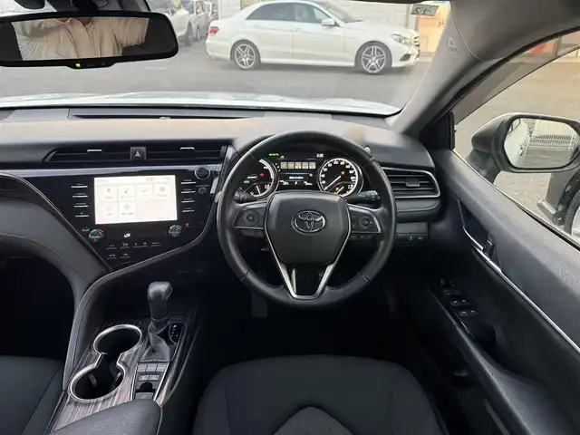 トヨタ カムリ G 愛知県 2020(令2)年 2.4万km プラチナホワイトパールマイカ /ワンオーナー車//純正ディスプレイオーディオ//AM/FM/USB/フルセグ/BT/Miracast//レーダークルーズコントロール//ブラインドスポットモニター//プリクラッシュセーフティー//ETC//リヤクロストラフィックアラート//レーンディパーチャーアラート//パーキングサポートブレーキ//クリアランスソナー//オートLEDヘッドライト//オートハイビーム//フォグランプ//ブレーキホールド//電動パーキングブレーキ//オートリトラクタブルウィンカーミラー//スマートキー//スペアキー//プッシュスタート//純正フロアマット//純正ドアバイザー//照明付きバニティミラー//ステアリングスイッチ//EV MODE//ECO MODE//NORMAL MODE//SPORT MODE//ISOFIX//保証書//取扱説明書//マルチメディア説明書//ナビ説明書