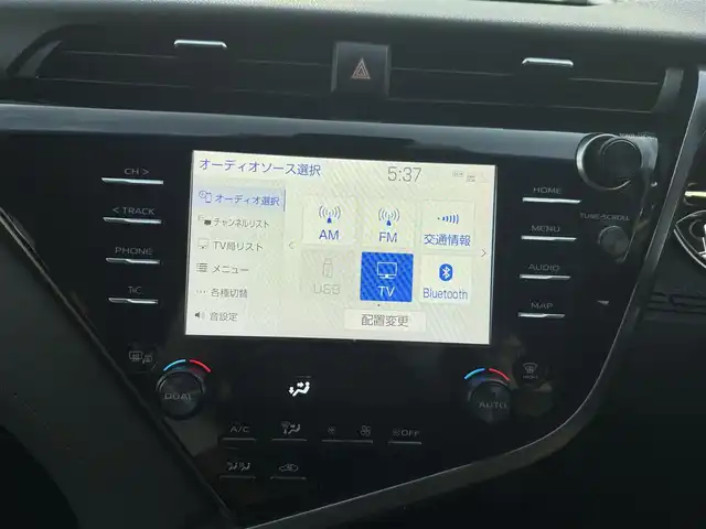 トヨタ カムリ G 愛知県 2020(令2)年 2.4万km プラチナホワイトパールマイカ /ワンオーナー車//純正ディスプレイオーディオ//AM/FM/USB/フルセグ/BT/Miracast//レーダークルーズコントロール//ブラインドスポットモニター//プリクラッシュセーフティー//ETC//リヤクロストラフィックアラート//レーンディパーチャーアラート//パーキングサポートブレーキ//クリアランスソナー//オートLEDヘッドライト//オートハイビーム//フォグランプ//ブレーキホールド//電動パーキングブレーキ//オートリトラクタブルウィンカーミラー//スマートキー//スペアキー//プッシュスタート//純正フロアマット//純正ドアバイザー//照明付きバニティミラー//ステアリングスイッチ//EV MODE//ECO MODE//NORMAL MODE//SPORT MODE//ISOFIX//保証書//取扱説明書//マルチメディア説明書//ナビ説明書
