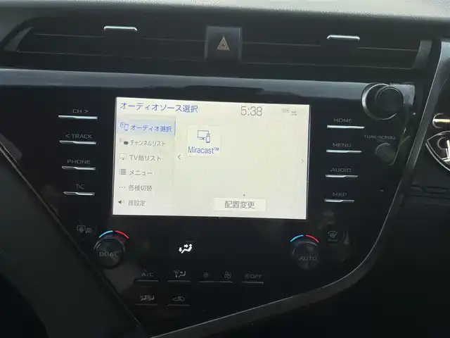 トヨタ カムリ G 愛知県 2020(令2)年 2.4万km プラチナホワイトパールマイカ /ワンオーナー車//純正ディスプレイオーディオ//AM/FM/USB/フルセグ/BT/Miracast//レーダークルーズコントロール//ブラインドスポットモニター//プリクラッシュセーフティー//ETC//リヤクロストラフィックアラート//レーンディパーチャーアラート//パーキングサポートブレーキ//クリアランスソナー//オートLEDヘッドライト//オートハイビーム//フォグランプ//ブレーキホールド//電動パーキングブレーキ//オートリトラクタブルウィンカーミラー//スマートキー//スペアキー//プッシュスタート//純正フロアマット//純正ドアバイザー//照明付きバニティミラー//ステアリングスイッチ//EV MODE//ECO MODE//NORMAL MODE//SPORT MODE//ISOFIX//保証書//取扱説明書//マルチメディア説明書//ナビ説明書