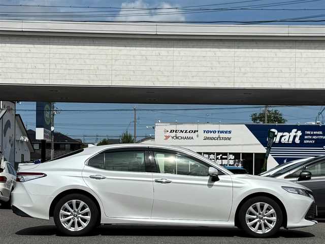 トヨタ カムリ G 愛知県 2020(令2)年 2.4万km プラチナホワイトパールマイカ /ワンオーナー車//純正ディスプレイオーディオ//AM/FM/USB/フルセグ/BT/Miracast//レーダークルーズコントロール//ブラインドスポットモニター//プリクラッシュセーフティー//ETC//リヤクロストラフィックアラート//レーンディパーチャーアラート//パーキングサポートブレーキ//クリアランスソナー//オートLEDヘッドライト//オートハイビーム//フォグランプ//ブレーキホールド//電動パーキングブレーキ//オートリトラクタブルウィンカーミラー//スマートキー//スペアキー//プッシュスタート//純正フロアマット//純正ドアバイザー//照明付きバニティミラー//ステアリングスイッチ//EV MODE//ECO MODE//NORMAL MODE//SPORT MODE//ISOFIX//保証書//取扱説明書//マルチメディア説明書//ナビ説明書