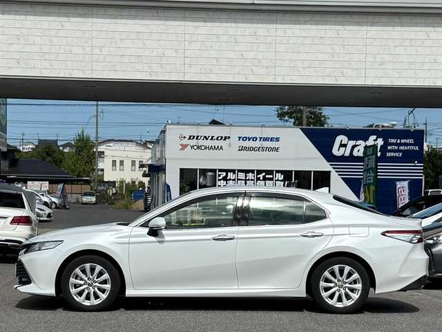 トヨタ カムリ G 愛知県 2020(令2)年 2.4万km プラチナホワイトパールマイカ /ワンオーナー車//純正ディスプレイオーディオ//AM/FM/USB/フルセグ/BT/Miracast//レーダークルーズコントロール//ブラインドスポットモニター//プリクラッシュセーフティー//ETC//リヤクロストラフィックアラート//レーンディパーチャーアラート//パーキングサポートブレーキ//クリアランスソナー//オートLEDヘッドライト//オートハイビーム//フォグランプ//ブレーキホールド//電動パーキングブレーキ//オートリトラクタブルウィンカーミラー//スマートキー//スペアキー//プッシュスタート//純正フロアマット//純正ドアバイザー//照明付きバニティミラー//ステアリングスイッチ//EV MODE//ECO MODE//NORMAL MODE//SPORT MODE//ISOFIX//保証書//取扱説明書//マルチメディア説明書//ナビ説明書