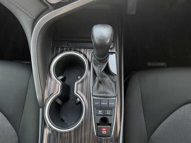 トヨタ カムリ G 愛知県 2020(令2)年 2.4万km プラチナホワイトパールマイカ /ワンオーナー車//純正ディスプレイオーディオ//AM/FM/USB/フルセグ/BT/Miracast//レーダークルーズコントロール//ブラインドスポットモニター//プリクラッシュセーフティー//ETC//リヤクロストラフィックアラート//レーンディパーチャーアラート//パーキングサポートブレーキ//クリアランスソナー//オートLEDヘッドライト//オートハイビーム//フォグランプ//ブレーキホールド//電動パーキングブレーキ//オートリトラクタブルウィンカーミラー//スマートキー//スペアキー//プッシュスタート//純正フロアマット//純正ドアバイザー//照明付きバニティミラー//ステアリングスイッチ//EV MODE//ECO MODE//NORMAL MODE//SPORT MODE//ISOFIX//保証書//取扱説明書//マルチメディア説明書//ナビ説明書