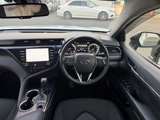 トヨタ カムリ G 愛知県 2020(令2)年 2.4万km プラチナホワイトパールマイカ /ワンオーナー車//純正ディスプレイオーディオ//AM/FM/USB/フルセグ/BT/Miracast//レーダークルーズコントロール//ブラインドスポットモニター//プリクラッシュセーフティー//ETC//リヤクロストラフィックアラート//レーンディパーチャーアラート//パーキングサポートブレーキ//クリアランスソナー//オートLEDヘッドライト//オートハイビーム//フォグランプ//ブレーキホールド//電動パーキングブレーキ//オートリトラクタブルウィンカーミラー//スマートキー//スペアキー//プッシュスタート//純正フロアマット//純正ドアバイザー//照明付きバニティミラー//ステアリングスイッチ//EV MODE//ECO MODE//NORMAL MODE//SPORT MODE//ISOFIX//保証書//取扱説明書//マルチメディア説明書//ナビ説明書