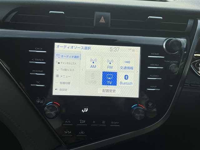 トヨタ カムリ G 愛知県 2020(令2)年 2.4万km プラチナホワイトパールマイカ /ワンオーナー車//純正ディスプレイオーディオ//AM/FM/USB/フルセグ/BT/Miracast//レーダークルーズコントロール//ブラインドスポットモニター//プリクラッシュセーフティー//ETC//リヤクロストラフィックアラート//レーンディパーチャーアラート//パーキングサポートブレーキ//クリアランスソナー//オートLEDヘッドライト//オートハイビーム//フォグランプ//ブレーキホールド//電動パーキングブレーキ//オートリトラクタブルウィンカーミラー//スマートキー//スペアキー//プッシュスタート//純正フロアマット//純正ドアバイザー//照明付きバニティミラー//ステアリングスイッチ//EV MODE//ECO MODE//NORMAL MODE//SPORT MODE//ISOFIX//保証書//取扱説明書//マルチメディア説明書//ナビ説明書