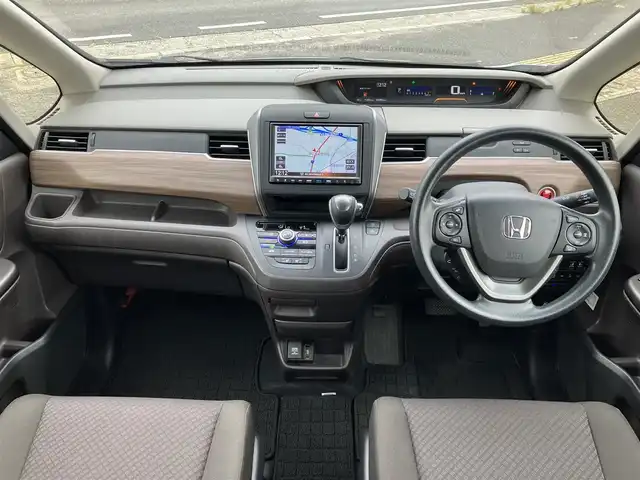 ホンダ フリード G 広島県 2022(令4)年 2.6万km プラチナホワイトパール ワンオーナー/ホンダセンシング/レーダークルーズ/両側パワースライドドア/純正ナビゲーション/バックカメラ（3画面切り替え付き）/フルセグTV/Bluetooth/シートヒーター（運転席・助手席）/LEDオートライト/USB端子/社外ドラレコ/新車保証書/取扱説明書/スペアキー