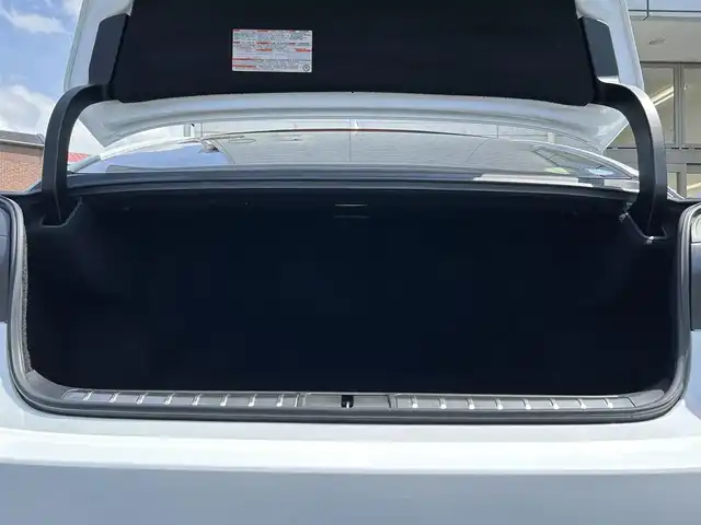 レクサス ＬＳ 500h Fスポーツ 福岡県 2018(平30)年 5.9万km ホワイトノーヴァガラスフレーク TRDエアロ(フロント)/ムーンルーフ/12.3インチメーカーナビ/　(AM/FM/CD/DVD/Bluetooth/Miracast/フルセグTV)/パノラミックビューモニター/バックカメラ/デジタルインナーミラー/レクサスセーフティシステム+A/・プリクラッシュセーフティ/・フロントクロストラフィックアラート/・レーントレーシングアシスト/・アダプティブハイビームシステム/・ロードサインアシスト/・レーダークルーズコントロール/・先行車発進告知/・ドライバー異常時停車支援システム/ブラインドスポットモニター/パワートランクリッド/ヘッドアップディスプレイ/パドルシフト/純正20インチアルミホイール/黒色レザーシート/メモリー付きパワーシート(全席)/シートヒーター/ベンチレーション(全席)/電動リヤサンシェード/ビルトインETC2.0/スペアキー×1/カードキー×1/保証書/取扱説明書/ナビ取扱説明書