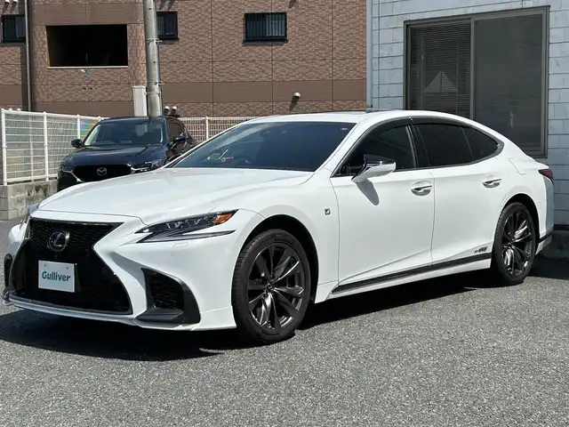 レクサス ＬＳ 500h Fスポーツ 福岡県 2018(平30)年 5.9万km ホワイトノーヴァガラスフレーク TRDエアロ(フロント)/ムーンルーフ/12.3インチメーカーナビ/　(AM/FM/CD/DVD/Bluetooth/Miracast/フルセグTV)/パノラミックビューモニター/バックカメラ/デジタルインナーミラー/レクサスセーフティシステム+A/・プリクラッシュセーフティ/・フロントクロストラフィックアラート/・レーントレーシングアシスト/・アダプティブハイビームシステム/・ロードサインアシスト/・レーダークルーズコントロール/・先行車発進告知/・ドライバー異常時停車支援システム/ブラインドスポットモニター/パワートランクリッド/ヘッドアップディスプレイ/パドルシフト/純正20インチアルミホイール/黒色レザーシート/メモリー付きパワーシート(全席)/シートヒーター/ベンチレーション(全席)/電動リヤサンシェード/ビルトインETC2.0/スペアキー×1/カードキー×1/保証書/取扱説明書/ナビ取扱説明書