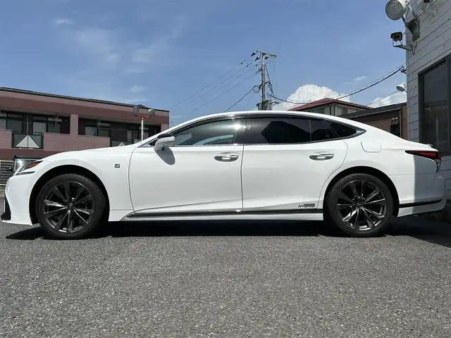 レクサス ＬＳ 500h Fスポーツ 福岡県 2018(平30)年 5.9万km ホワイトノーヴァガラスフレーク TRDエアロ(フロント)/ムーンルーフ/12.3インチメーカーナビ/　(AM/FM/CD/DVD/Bluetooth/Miracast/フルセグTV)/パノラミックビューモニター/バックカメラ/デジタルインナーミラー/レクサスセーフティシステム+A/・プリクラッシュセーフティ/・フロントクロストラフィックアラート/・レーントレーシングアシスト/・アダプティブハイビームシステム/・ロードサインアシスト/・レーダークルーズコントロール/・先行車発進告知/・ドライバー異常時停車支援システム/ブラインドスポットモニター/パワートランクリッド/ヘッドアップディスプレイ/パドルシフト/純正20インチアルミホイール/黒色レザーシート/メモリー付きパワーシート(全席)/シートヒーター/ベンチレーション(全席)/電動リヤサンシェード/ビルトインETC2.0/スペアキー×1/カードキー×1/保証書/取扱説明書/ナビ取扱説明書