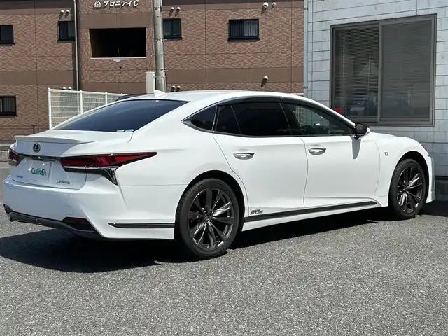 レクサス ＬＳ 500h Fスポーツ 福岡県 2018(平30)年 5.9万km ホワイトノーヴァガラスフレーク TRDエアロ(フロント)/ムーンルーフ/12.3インチメーカーナビ/　(AM/FM/CD/DVD/Bluetooth/Miracast/フルセグTV)/パノラミックビューモニター/バックカメラ/デジタルインナーミラー/レクサスセーフティシステム+A/・プリクラッシュセーフティ/・フロントクロストラフィックアラート/・レーントレーシングアシスト/・アダプティブハイビームシステム/・ロードサインアシスト/・レーダークルーズコントロール/・先行車発進告知/・ドライバー異常時停車支援システム/ブラインドスポットモニター/パワートランクリッド/ヘッドアップディスプレイ/パドルシフト/純正20インチアルミホイール/黒色レザーシート/メモリー付きパワーシート(全席)/シートヒーター/ベンチレーション(全席)/電動リヤサンシェード/ビルトインETC2.0/スペアキー×1/カードキー×1/保証書/取扱説明書/ナビ取扱説明書