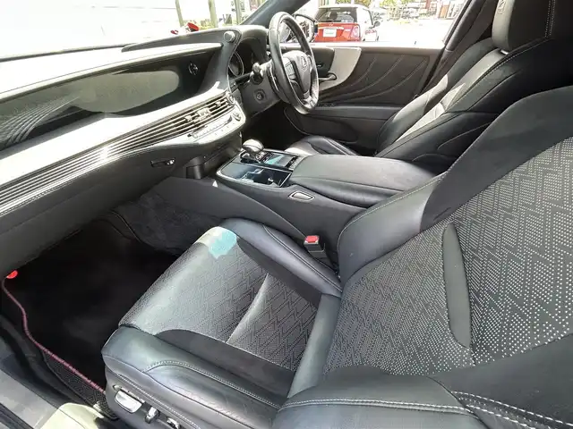 レクサス ＬＳ 500h Fスポーツ 福岡県 2018(平30)年 5.9万km ホワイトノーヴァガラスフレーク TRDエアロ(フロント)/ムーンルーフ/12.3インチメーカーナビ/　(AM/FM/CD/DVD/Bluetooth/Miracast/フルセグTV)/パノラミックビューモニター/バックカメラ/デジタルインナーミラー/レクサスセーフティシステム+A/・プリクラッシュセーフティ/・フロントクロストラフィックアラート/・レーントレーシングアシスト/・アダプティブハイビームシステム/・ロードサインアシスト/・レーダークルーズコントロール/・先行車発進告知/・ドライバー異常時停車支援システム/ブラインドスポットモニター/パワートランクリッド/ヘッドアップディスプレイ/パドルシフト/純正20インチアルミホイール/黒色レザーシート/メモリー付きパワーシート(全席)/シートヒーター/ベンチレーション(全席)/電動リヤサンシェード/ビルトインETC2.0/スペアキー×1/カードキー×1/保証書/取扱説明書/ナビ取扱説明書