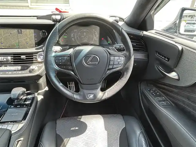 レクサス ＬＳ 500h Fスポーツ 福岡県 2018(平30)年 5.9万km ホワイトノーヴァガラスフレーク TRDエアロ(フロント)/ムーンルーフ/12.3インチメーカーナビ/　(AM/FM/CD/DVD/Bluetooth/Miracast/フルセグTV)/パノラミックビューモニター/バックカメラ/デジタルインナーミラー/レクサスセーフティシステム+A/・プリクラッシュセーフティ/・フロントクロストラフィックアラート/・レーントレーシングアシスト/・アダプティブハイビームシステム/・ロードサインアシスト/・レーダークルーズコントロール/・先行車発進告知/・ドライバー異常時停車支援システム/ブラインドスポットモニター/パワートランクリッド/ヘッドアップディスプレイ/パドルシフト/純正20インチアルミホイール/黒色レザーシート/メモリー付きパワーシート(全席)/シートヒーター/ベンチレーション(全席)/電動リヤサンシェード/ビルトインETC2.0/スペアキー×1/カードキー×1/保証書/取扱説明書/ナビ取扱説明書