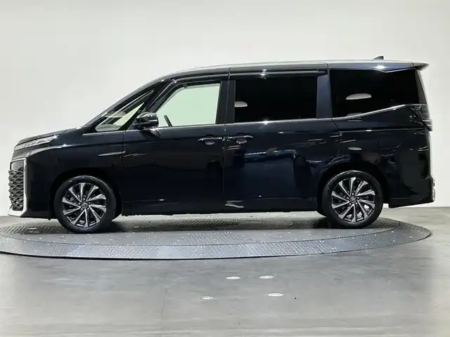 トヨタ ヴォクシー S－Z 愛媛県 2022(令4)年 2.5万km グリッターブラックガラスフレーク トヨタセーフティセンス　LDA　PCS　PDA　RCD　PKSB　RSA　レーダークルーズコントロール　純正10型ディスプレイオーディオ　ナビ　フルセグ　CD　DVD　AppleCarPlay　androidauto　全周囲カメラ　両側パワスラ　ハーフレザーシート　シートヒーター　ステアリングリモコン　ETC2.0