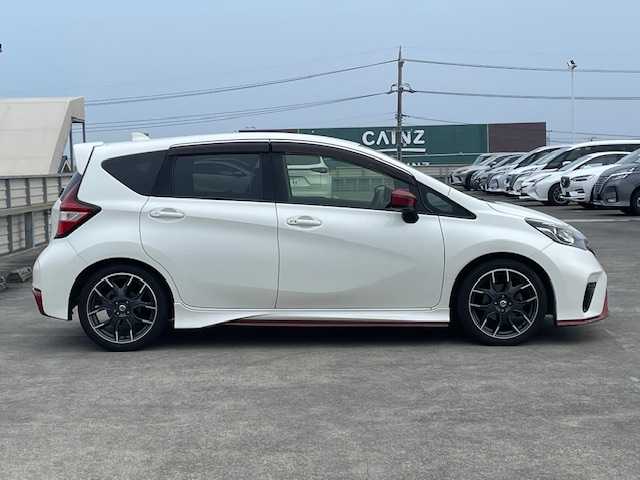 日産 ノート ニスモS 静岡県 2017(平29)年 4.2万km ブリリアントホワイトパール 5速MT/純正ナビ/ドラレコ/LEDヘッドランプ/ドアバイザー/スマートキー/ラバーマット/純正アルミホイール