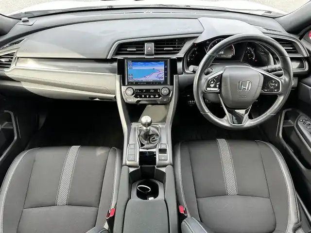 ホンダ シビック ハッチバック 島根県 2020(令2)年 6.4万km プラチナホワイトパール 登録時走行距離 63527Km/6速MT/純正SDナビ/フルセグTV/バックカメラ/シートヒーター/前席パワーシート/ハーフレザーシート/衝突軽減ブレーキ/レーンキープアシスト/禁煙車/オートマチックハイビーム/レーダークルーズコントロール/前後ドライブレコーダー/RAYS18インチAW/ETC2.0/LEDヘッドライト/スマートキー