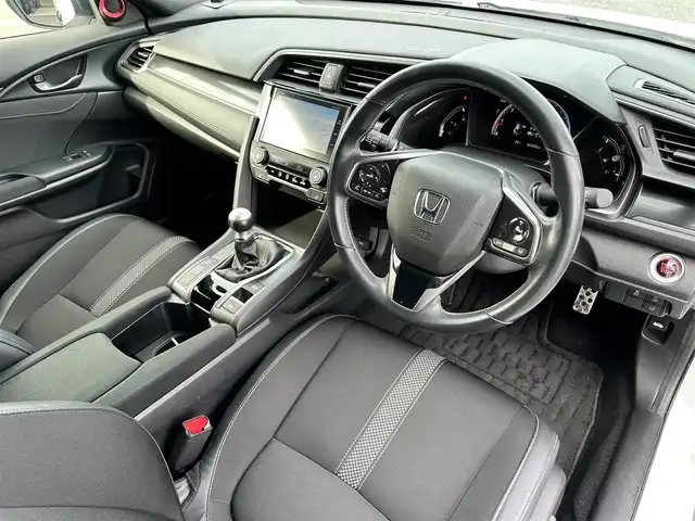 ホンダ シビック ハッチバック 島根県 2020(令2)年 6.4万km プラチナホワイトパール 登録時走行距離 63527Km/6速MT/純正SDナビ/フルセグTV/バックカメラ/シートヒーター/前席パワーシート/ハーフレザーシート/衝突軽減ブレーキ/レーンキープアシスト/禁煙車/オートマチックハイビーム/レーダークルーズコントロール/前後ドライブレコーダー/RAYS18インチAW/ETC2.0/LEDヘッドライト/スマートキー