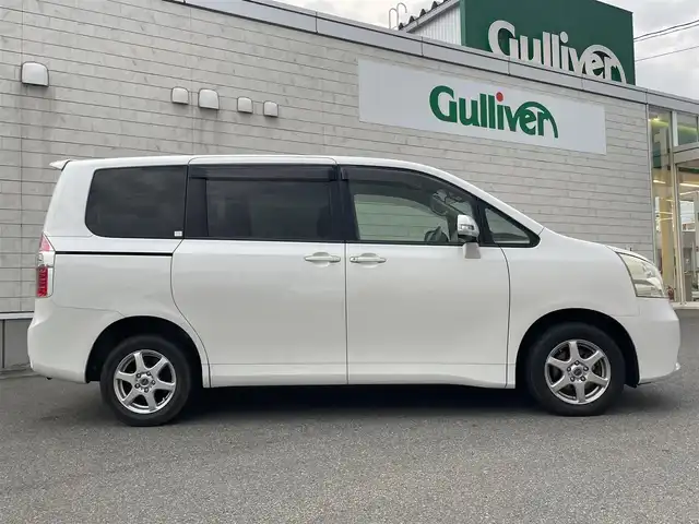 トヨタ ノア X 山形県 2009(平21)年 11.8万km ホワイトパールクリスタルシャイン 4WD/純正HDDナビ/・TV/AM/FM/CD/DVD/ハロゲンヘッドライト/フロントフォグランプ/電動格納ミラー/両側スライドドア/リモコンキー/純正フロアマット/純正ドアバイザー/ETC/冬タイヤ積み込み/保証書/取扱説明書