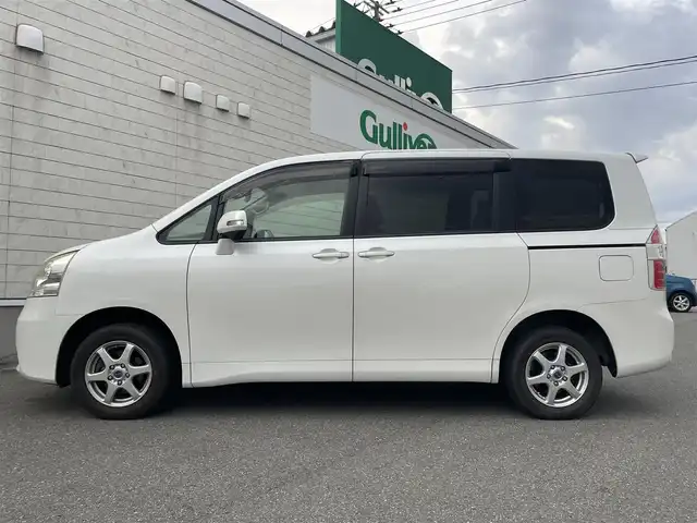 トヨタ ノア X 山形県 2009(平21)年 11.8万km ホワイトパールクリスタルシャイン 4WD/純正HDDナビ/・TV/AM/FM/CD/DVD/ハロゲンヘッドライト/フロントフォグランプ/電動格納ミラー/両側スライドドア/リモコンキー/純正フロアマット/純正ドアバイザー/ETC/冬タイヤ積み込み/保証書/取扱説明書